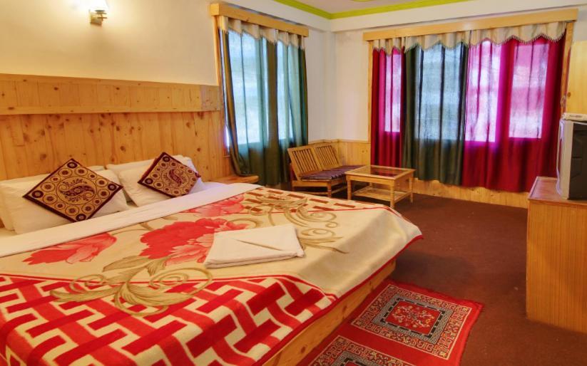 Hotel Hilltop Manāli Exteriör bild